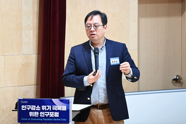 22일 금산군 청산회관 8층에서 열린 인구감소 위기 극복을 위한 인구포럼에서 권오상 공주청년마을자유도 대표가 주제발표를 하고 있다. 김주형 기자 kjh2667_@cctoday.co.kr