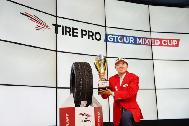 지난 23일 대전 골프존조이마루에서 열린 ‘2024 타이어프로 GTOUR Mixed Cup’ 우승자 박사과가 우승트로피를 들고 기념사진을 촬영하고 있다. 골프존 제공