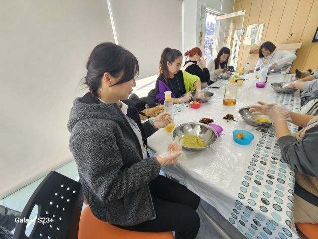 의당면 예하지 마을에서 고구마경단 만들기 체험을 하는 기자단과 인플루언서 모습.사진=김익환 기자
