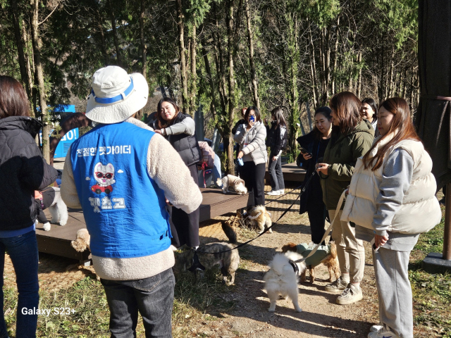 금학생태공원을 찾아 산책을 하는 참가자 모습.사진=김익환 기자
