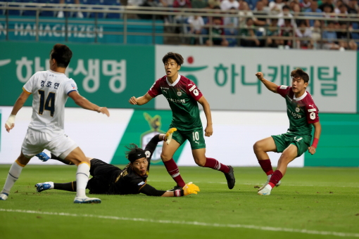 대전하나시티즌의 미드필더 마사가 지난 9월 1일 대전월드컵경기장에서 열린 광주FC와의 경기에서 최전방에 출전해 상대를 강하게 압박하고 있다. 대전하나시티즌 제공