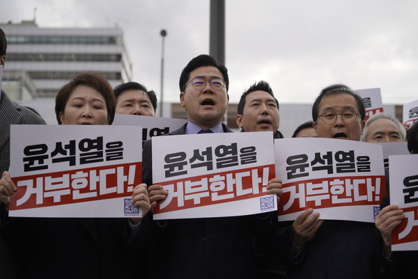 더불어민주당 박찬대 원내대표 등 민주당 의원들이 26일 서울 용산 대통령실 앞에서 김건희 여사 특검법 거부권 규탄 긴급 기자회견을 하고 있다. 2024.11.26 [박찬대 원내대표실 제공. 재판매 및 DB 금지]