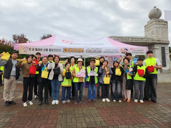 홍성군자원봉사센터는 지난 14일 수능 시험장인 관내 3개교(홍주고등학교, 홍성고등학교, 홍성여자고등학교)에서 고 3수험생 응원키트 나눔 캠페인을 진행했다.