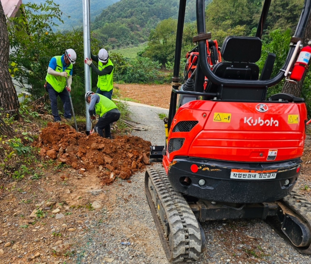 단양 전 지역의 초고속인터넷망 구축으로 관광객과 농민들의 스마트 영농으로 수익 창출에 기대가 모아지고 있다. 사진은 초고속인터넷망 구축 모습. 단양군 제공