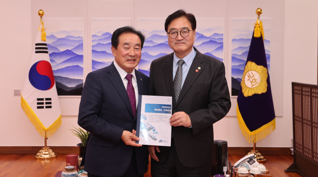 지난 26일 송기섭 진천군수가 우원식 국회의장을 찾아 국비증액을 요청하고 기념촬영을 하고 있다. 진천군 제공