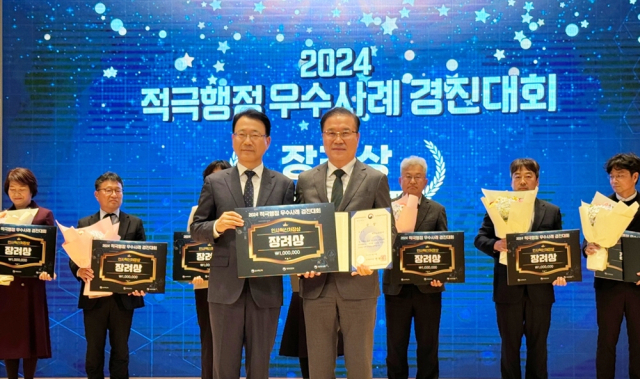 대전교통공사가 2024년 적극행정 우수사례 경진대회에서 인사혁신처장상을 수상한 가운데, 정부세종청사 대강당에서 실시한 시상식에 대전교통공사 박필우 기술이사(사진 오른쪽)가 기념 촬영을 하고 있다. 대전교통공사 제공