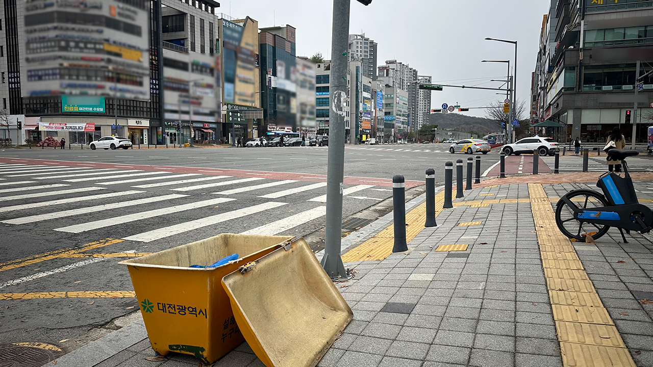 ▲ 27일 오전 대전 서구 도안동 도안네거리. 강한 강풍으로 인해 제설함 덮개가 열려있는 모습. 사진=함성곤 기자