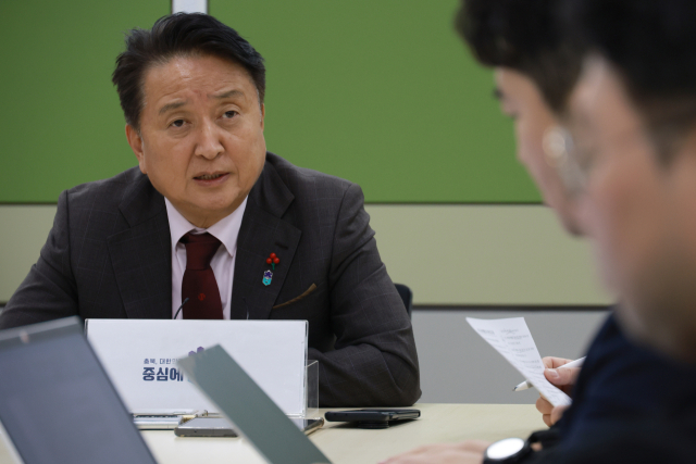 김영환 충북지사가 27일 도청 기자실에서 대전·충남 통합 추진과 관련해 간담회를 하고 있다. 김 지사는 “대전·충남 통합은 충청권 광역연합의 성공적인 출범으로 가는 과도적 단계로 본다”며 “환영한다”고 말했다. 충북도 제공