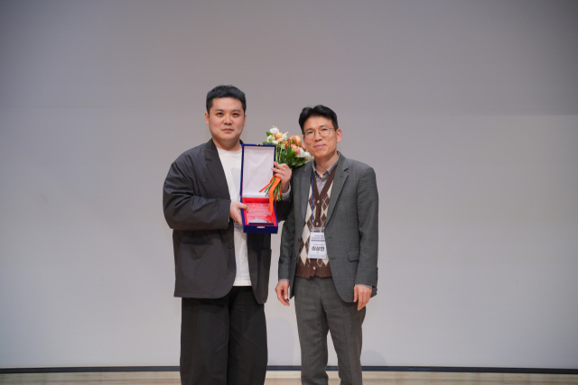 제천시와 단양군이 디지털 관광주민증 우수 지자체 선정됐다. 사진은 박범수(좌측) 단양군 관광기획팀 주무관이 다누리아쿠아리움 우수업체 수상을 하고 있다. 단양군 제공