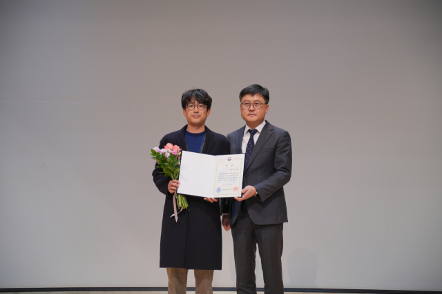 제천시와 단양군이 디지털 관광주민증 우수 지자체 선정됐다. 사진은 김학민(좌측) 단양군 관광시설팀장이 우수 지자체 수상하고 있다. 단양군 제공