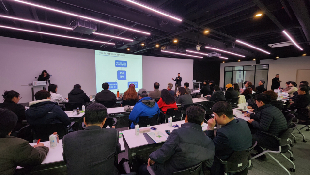 28일 오후 충남콘텐츠기업지원센터에서 진행된 ‘ESG충남포럼’의 강사로 나선 설원식 숙명여대 경영학과 교수가 ‘ESG와 지속가능한 경영은 왜 필요한가?’를 주제로 강의를 하고 있다. 사진=이재범 기자.