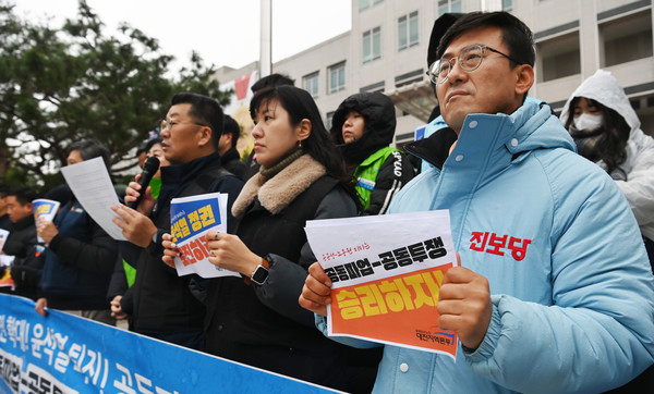 공공-운수-사회서비스 노동자들이 28일 대전 시청 북문 앞에서 공공 파업-공공 투쟁 돌입 기자회견을 열고 인력 충원과 실질임금 인상을 촉구하고 있다. 김주형 기자 kjh2667_@cctoday.co.kr