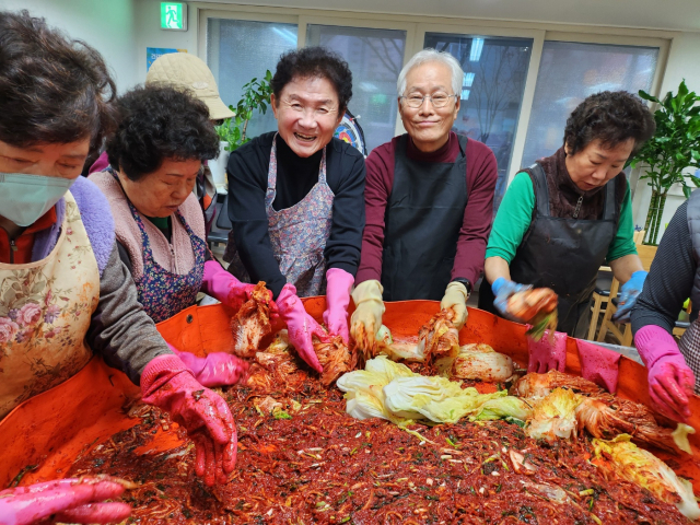 ㈜장남가온마을7단지 아파트경로당은 28일 ‘사랑의 김장 나누기’ 행사를 펼쳤다. 사진=장남가온마을7단지 제공