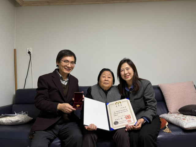 국가보훈부 대전지방보훈청은 지난 28일 고 이동하 애국지사의 후손 댁을 방문해 독립유공자 포상(대통령 표창)을 전수했다. 대전지방보훈청 제공