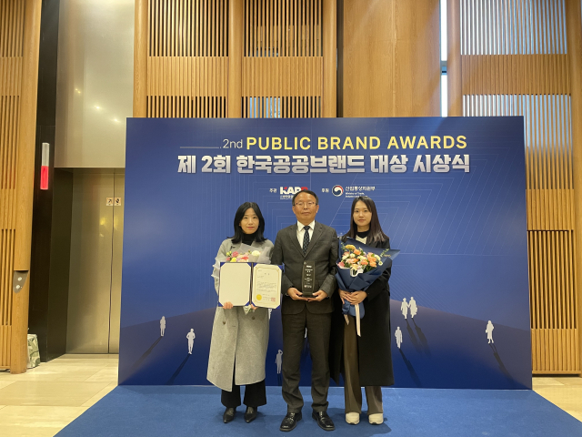 ‘제2회 한국 공공브랜드 대상’공공기관 부문 대상에 선정되어 충주시청 정문구 홍보관(가운데)과 고준영 홍보팀장(왼쪽)이 수여하고 기념사진을 찍었다.사진=충주시