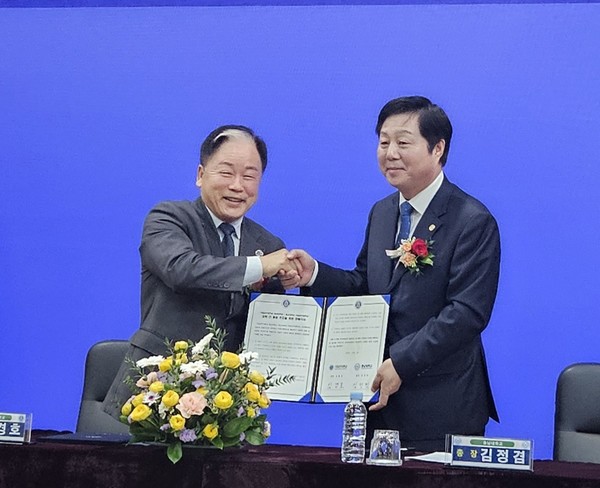 김정겸 충남대 총장(오)과 임경호 공주대 총장(왼)은 2일 오전 충남 공주시 소재 공주대 신관캠퍼스 대학본부 1층 국제회의실에서 양 대학 통합을 위한 양해각서(MOU)를 체결했다. 사진=김중곤 기자