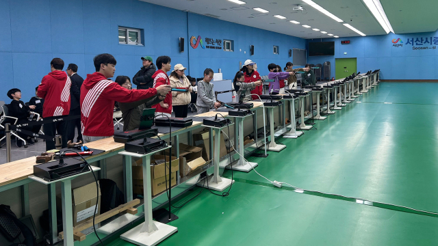 지난달 30일 서산시 종합사격장에서 학생들이 사격을 체험하는 모습. 서산시 제공