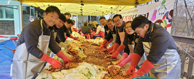 옥천군 정신요양시설 영생원은 겨울을 맞이해 영생원 후원 사군자회와 자원봉사자 등 50여 명이 참석한 가운데 사랑의 김장 담그기 행사를 개최했다.(사진/박병훈 기자)
