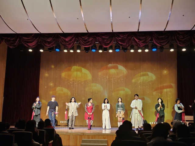 지난달 30일 토요일 오후 3시와 5시, 2회 공연으로 진행, 전석 매진(470석)을 기록한 창작가족뮤지컬 ‘우산’ 공연이 성황리에 마쳤다. 아우라엔터 제공