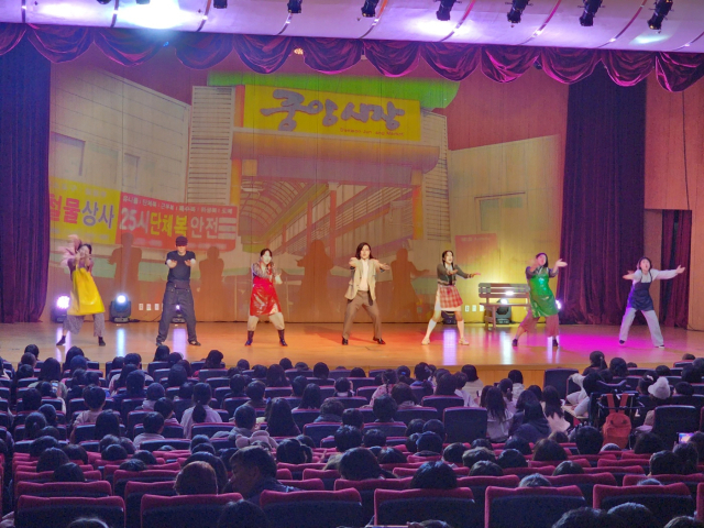 지난달 30일 토요일 오후 3시와 5시, 2회 공연으로 진행, 전석 매진(470석)을 기록한 창작가족뮤지컬 ‘우산’ 공연이 성황리에 마쳤다. 아우라엔터 제공