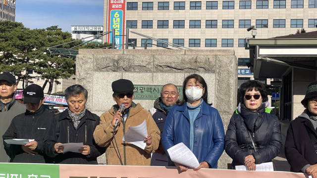 대전지역 퇴직교사들이 3일 오전 대전시교육청 정문에서 발언하고 있다. 사진=신동길 수습기자