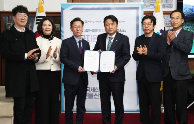 김영환(오른쪽 세번째) 충북도지사와 박진성(왼쪽 세번째) 코레일 충북본부 본부장이 2일 충북도청에서 성공적 엑스포 개최 위한 업무협약을 체결했다. 코레일 총북본부 제공