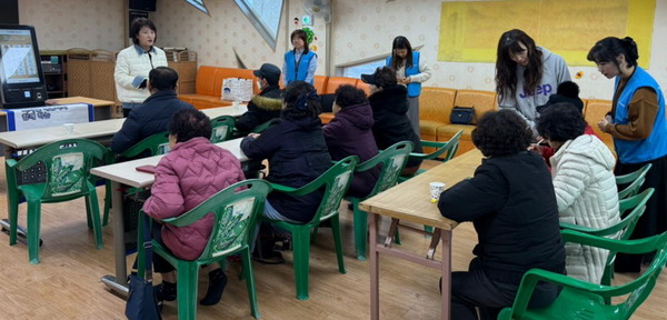 ▲ 온양노인복지센터는 호서대학교 제론테크연구센터와 ‘어르신 1:1 키오스크 교실’을 운영했다.  사진=현영희 명예기자