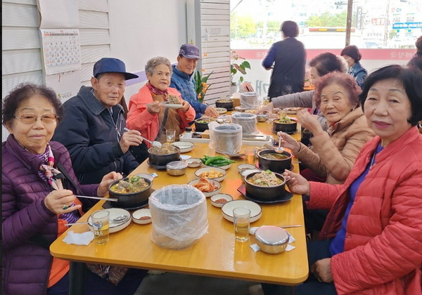 ▲ 온양노인복지센터는 노인 맞춤 돌봄서비스 대상자를 대상으로 감기와 몸살 예방에 좋은 쌍화청 만들기를 실시했다.  사진=현영희 명예기자