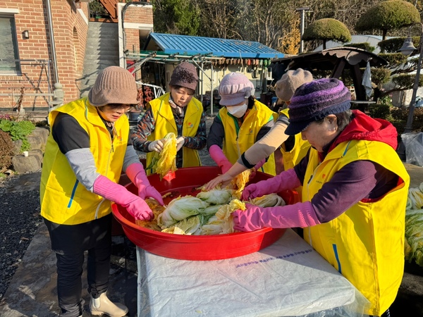 보령시사회복지협의회는 케어뱅크 사회공헌 어르신 돌봄을 위해 사랑의 김장김치 나눔으로 봉사활동에 나섰다.