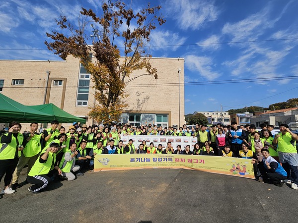 자원봉사센터는 지난달 12일과 13일 김동일 보령시장과 한국중부발전㈜보령발전본부 이웅천 본부장이 참석한 가운데 삼다향복지센터(청라면)에서 사랑의 김장김치 담그기 행사를 실시했다.