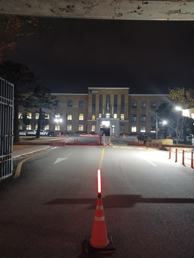 윤석열 대통령이 3일 오후 늦게 비상계엄을 선포한 가운데 4일 오전 1시경 충북도청 본관 2층 김영환 지사의 집무실에 불이 켜져 있다. 사진=김영재 기자