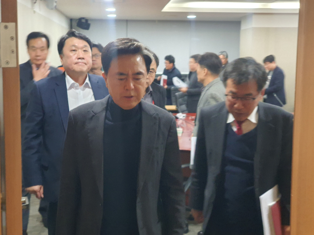 김태흠 충남지사가 윤석열 대통령의 비상계엄 선포에 대비하기 위해 4일 0시 40분경 긴급 실국원장회의를 주재한 뒤 퇴장하고 있다. 사진=권혁조 기자.