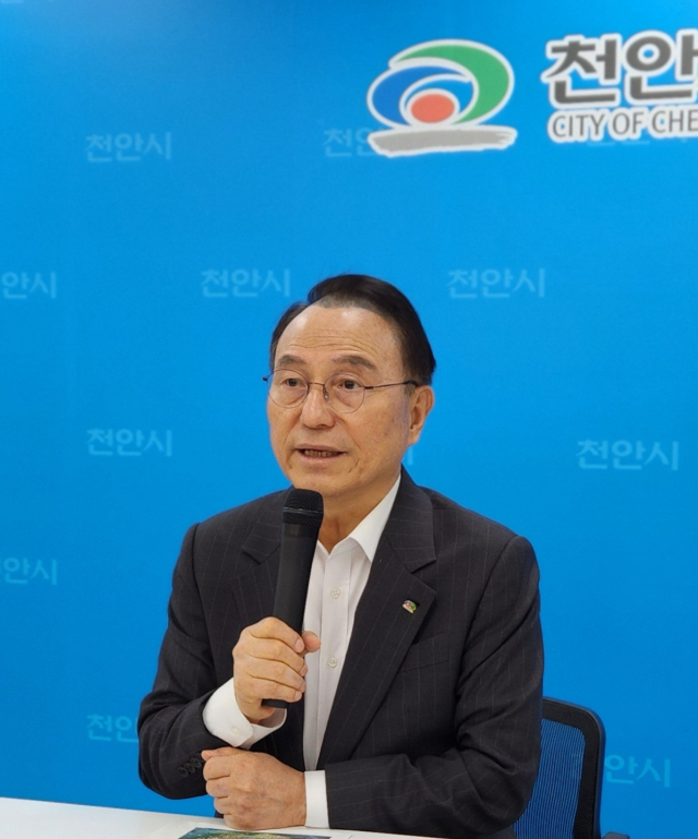 박상돈 천안시장이 4일 오전 시청 브리핑실에서 긴급 브리핑을 갖고 대한축구협회장 선거에 출마한 일부 후보자들의 공약에 대해 “당초 시와 축구협회가 맺은 협약을 철저하게 무시하는 이런 논의는 해선 안 된다”고 밝혔다. 사진=이재범 기자.