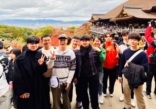 충주시 남자단기청소년쉼터 학생들이 지난 11월 25일부터 3박 4일간 일본 해외 역사 문화탐방을 통해 다양한 문화를 경험했다.사진=충주시