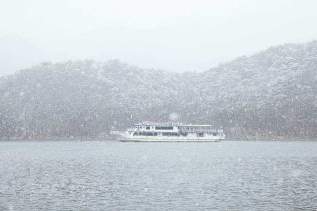 충북 단양군은 겨울철에 더욱 빛을 발하는 아름다운 자연경관을 자랑하고 있다. 사진은 구담봉 장회나루 모습. 단양군 제공