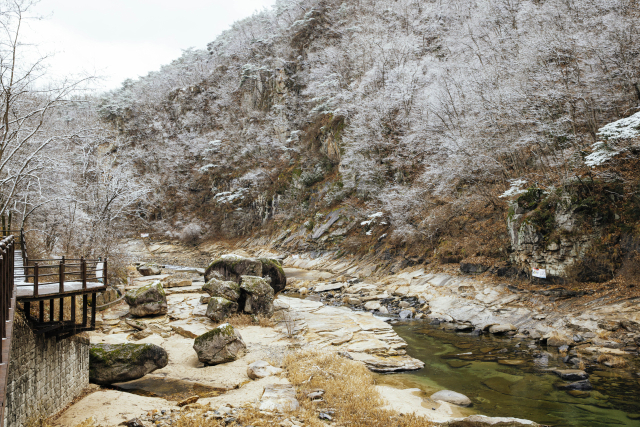 충북 단양군은 겨울철에 더욱 빛을 발하는 아름다운 자연경관을 자랑하고 있다. 사진은 겨울철 하선암 모습. 단양군 제공