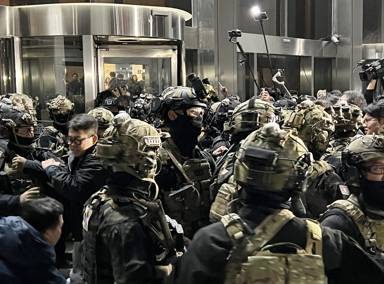 윤석열 대통령이 비상계엄을 선포한 가운데 4일 새벽 서울 여의도 국회의사당에 무장한 계엄군이 진입을 시도하고 있다. 2024.12.4 사진=연합뉴스. 