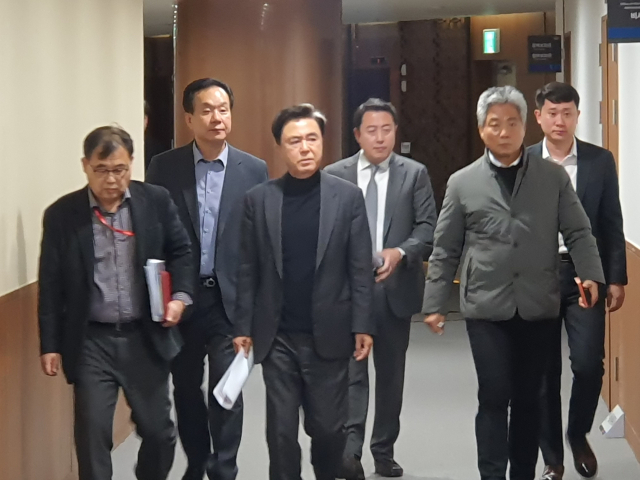 김태흠 충남지사가 윤 대통령의 비상계엄 선포에 대비하기 위해 4일 긴급 실국원장 회의를 소집한 뒤 회의실로 오고 있다. 사진=권혁조 기자.