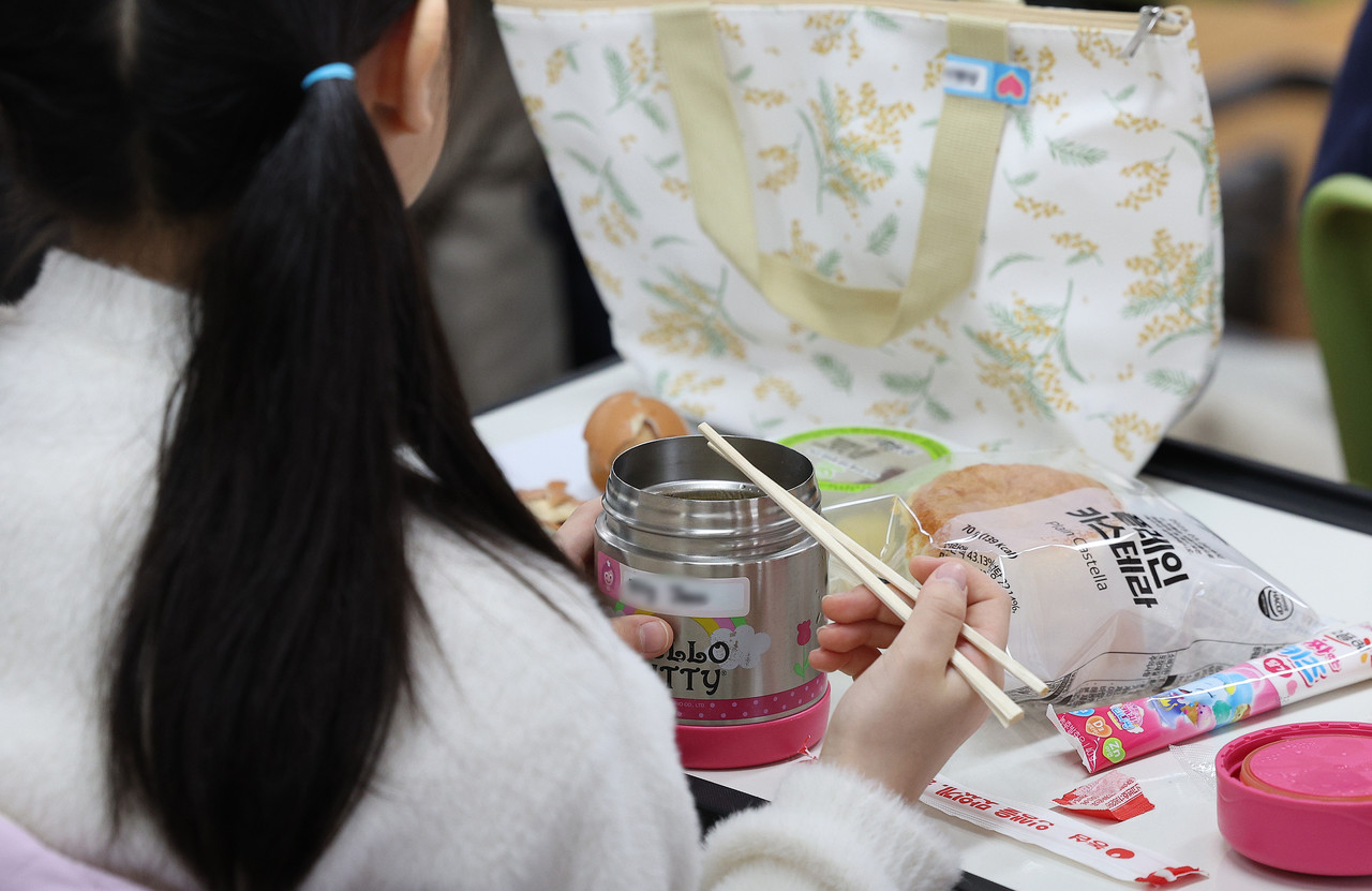 학교 급식 조리실무원, 환경미화원, 경비원 등으로 구성된 전국학교비정규직노동조합 대구지부가 파업에 돌입한 지난 11월 21일 대구 한 초등학교 교실에서 한 학생이 도시락을 먹고 있다. 2024.11.21 사진=연합뉴스.