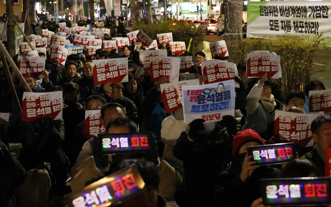충북 지역 시민들이 4일 오후 충북도청 앞에서 윤석열 대통령의 퇴진을 요구하는 집회를 열고 있다. 2024.12.4 사진=연합뉴스.