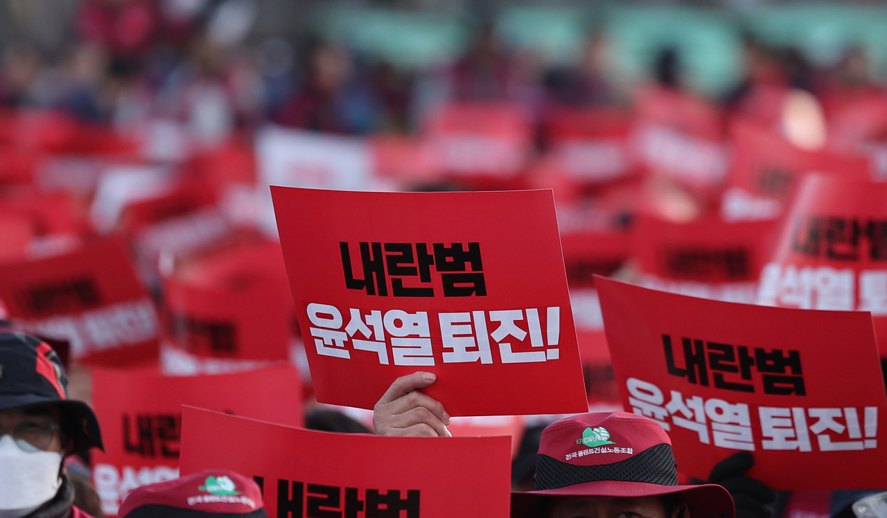 5일 오후 울산시 남구 태화강역 광장에서 열린 민주노총 울산지역본부의 총파업 결의대회에서 조합원들이 윤석열 대통령 퇴진을 촉구하는 구호를 외치고 있다. 2024.12.5 사진=연합뉴스. 