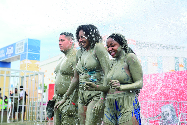20일 충남 보령 대천해수욕장에서 열린 보령 머드축제에 참가한 외국인 관광객들이 진흙을 뒤집어쓰고 즐거운 시간을 보내고 있다. 김주형 기자 kjh2667_@cctoday.co.kr