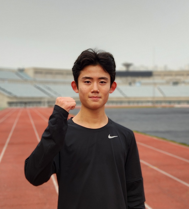 천안오성중학교 이은성 선수가 최근 천안종합운동장에서 진행된 충청투데이와의 인터뷰를 마치고 사진 촬영에 응하고 있다. 사진=이재범 기자.