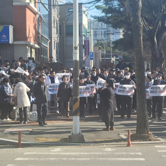 ▲논산시 여성청년회를 비롯한 논산을 사랑하는 모임등 시민단체들이 황명선 국회의원 사무실 앞에서 궐기대회를 열고 있다. 사진=김흥준 기자