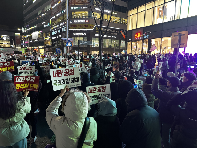 7일 오후 7시경 대전 서구 은하수네거리에서 열린 윤석열 대통령 탄핵 촉구 집회에 참여한 대전시민들이 구호를 외치고 있다. 사진=서유빈 기자