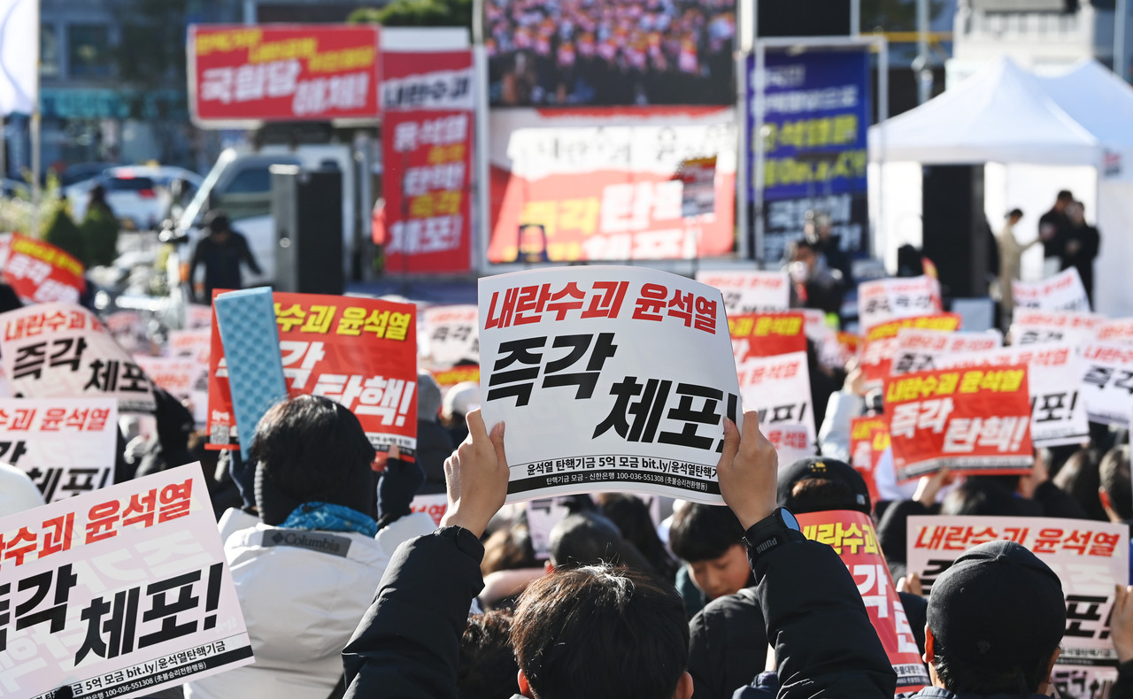8일 대전역 서광장에서 열린 윤석열 탄핵 유권자 대회에 참가한 시민들이 손 팻말을 들고 구호를 외치고 있다. 김주형 기자 kjh2667_@cctoday.co.kr
