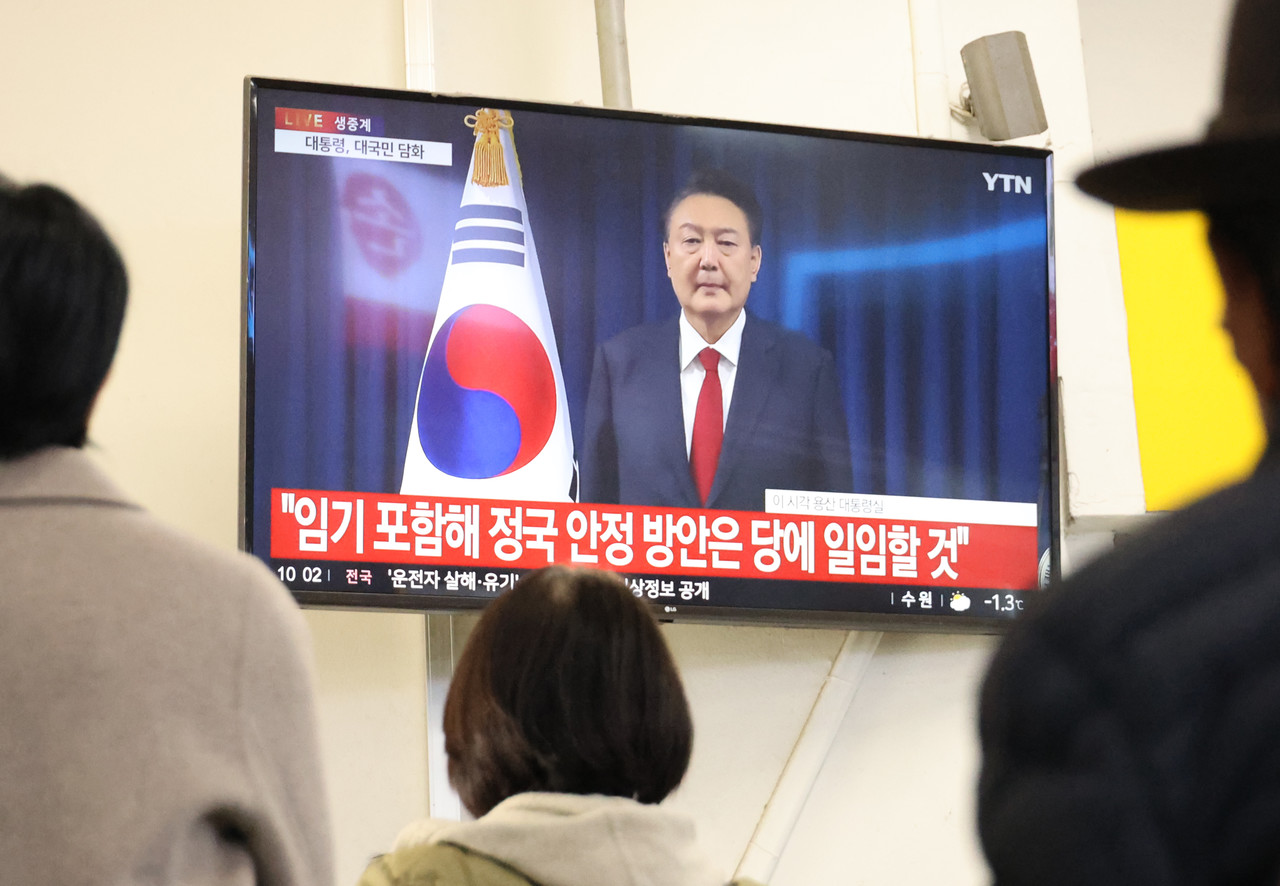 윤석열 대통령이 대국민 담화를 발표한 7일 오전 충북 청주시 흥덕구 가경동 시외버스터미널 대합실에서 시민들이 뉴스를 보고 있다. 2024.12.7 사진=연합뉴스. 