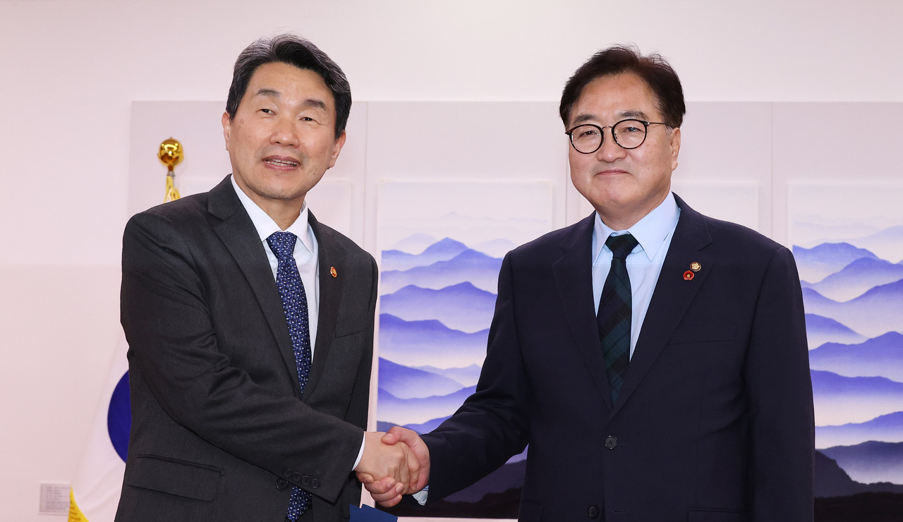 우원식 국회의장(오른쪽)이 3일 오후 국회에서 이주호 사회부총리 겸 교육부 장관을 만나고 있다. 2024.12.3 사진=연합뉴스.