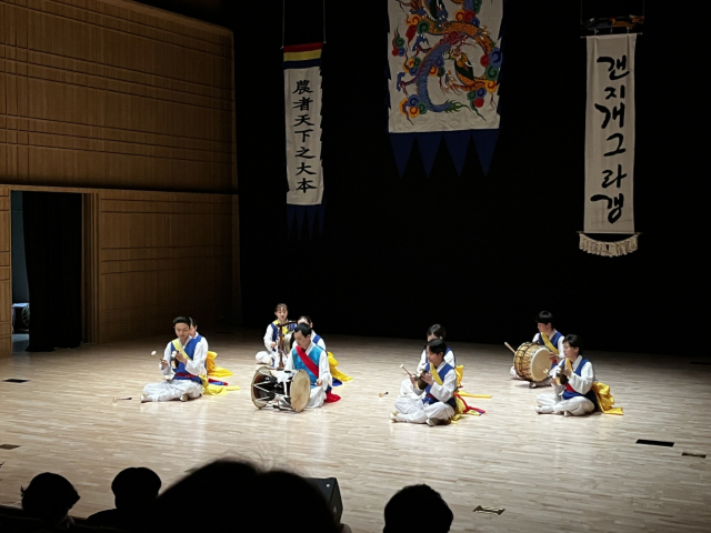 전통 사물놀이와 농악을 연주하는 갠지개그라갱이 오는 13일 오후 7시 대전시립연정국악원 작은마당에서 세 번째 공연 ‘곶나부길’을 무대에 올린다. 사진은 공연 모습. 갠지개그라갱 제공