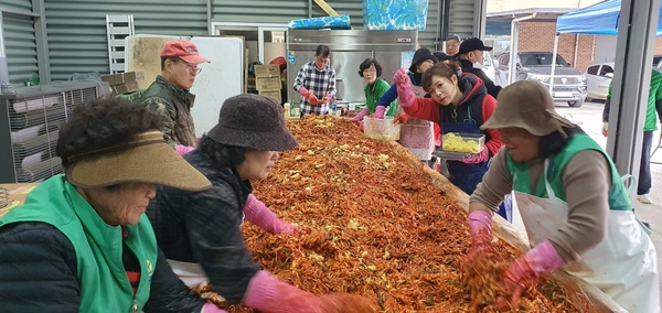 ▲ 고북면 새마을부녀회, 독거노인 등 소외계층을 위한 김장 담그기 행사 진행 모습.